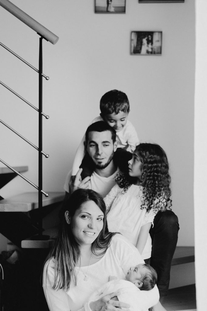 séance famille nouveau-né lifestyle portrait parents enfants escalier noir et blanc