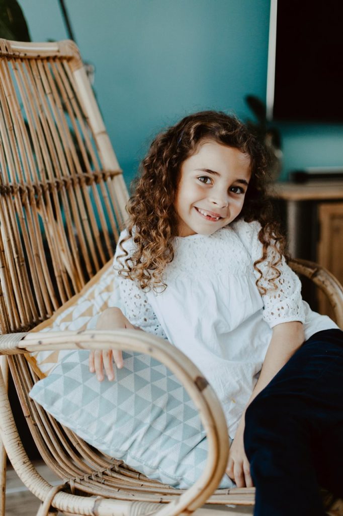 séance famille lifestyle portrait petite fille sourire