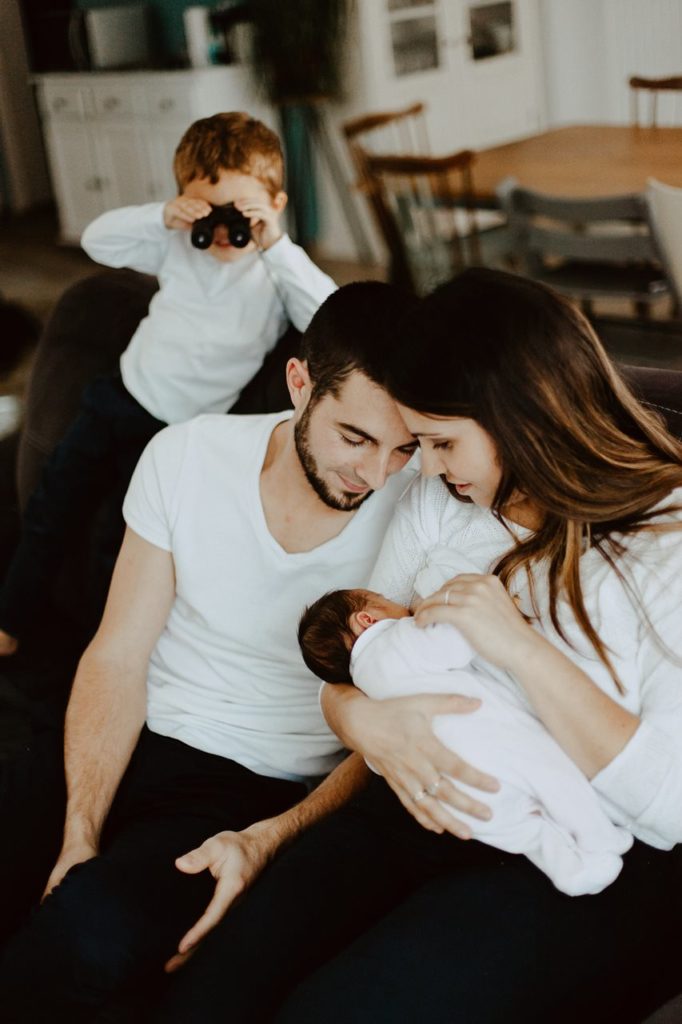 séance famille lifestyle portrait parents bébé allaitement