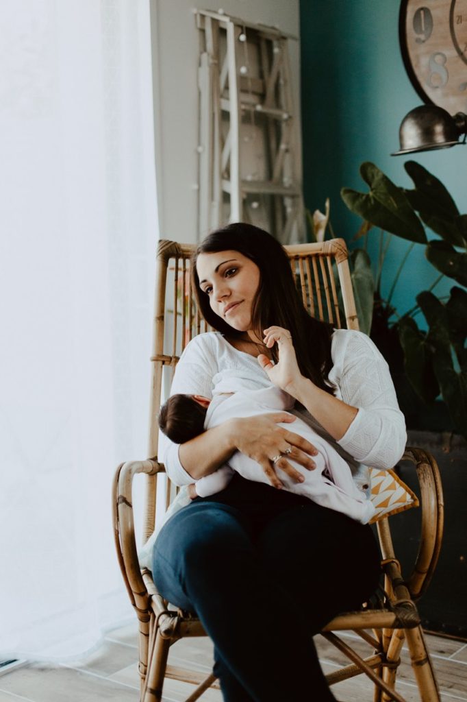 séance famille nouveau-né lifestyle maman allaitement