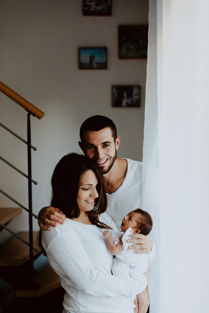 séance famille nouveau-né lifestyle portrait parents bébé