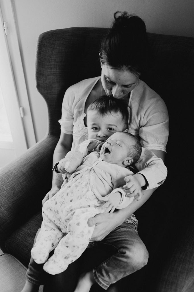 séance nouveau-né famille lifestyle portrait maman frère et soeur noir et blanc