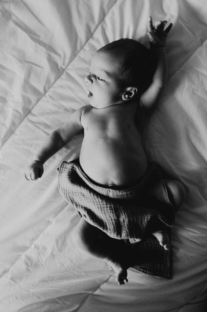 séance nouveau-né lifestyle portrait bébé noir et blanc lit 