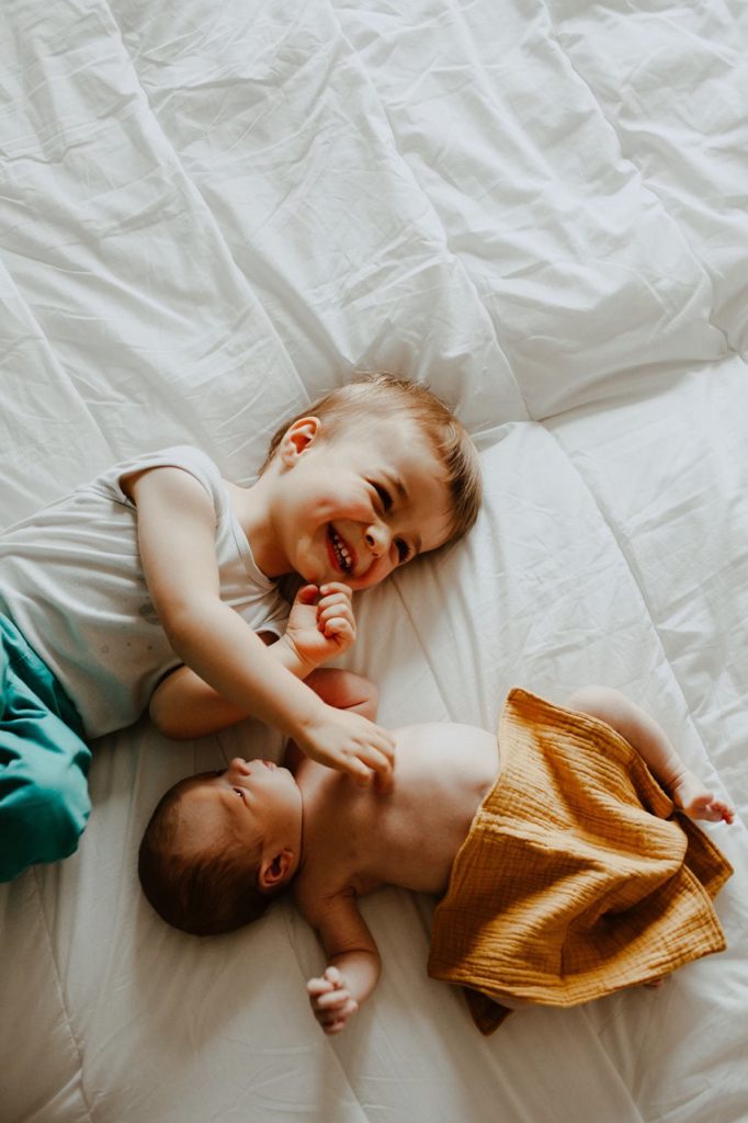 séance nouveau-né lifestyle portrait frère et soeur rires