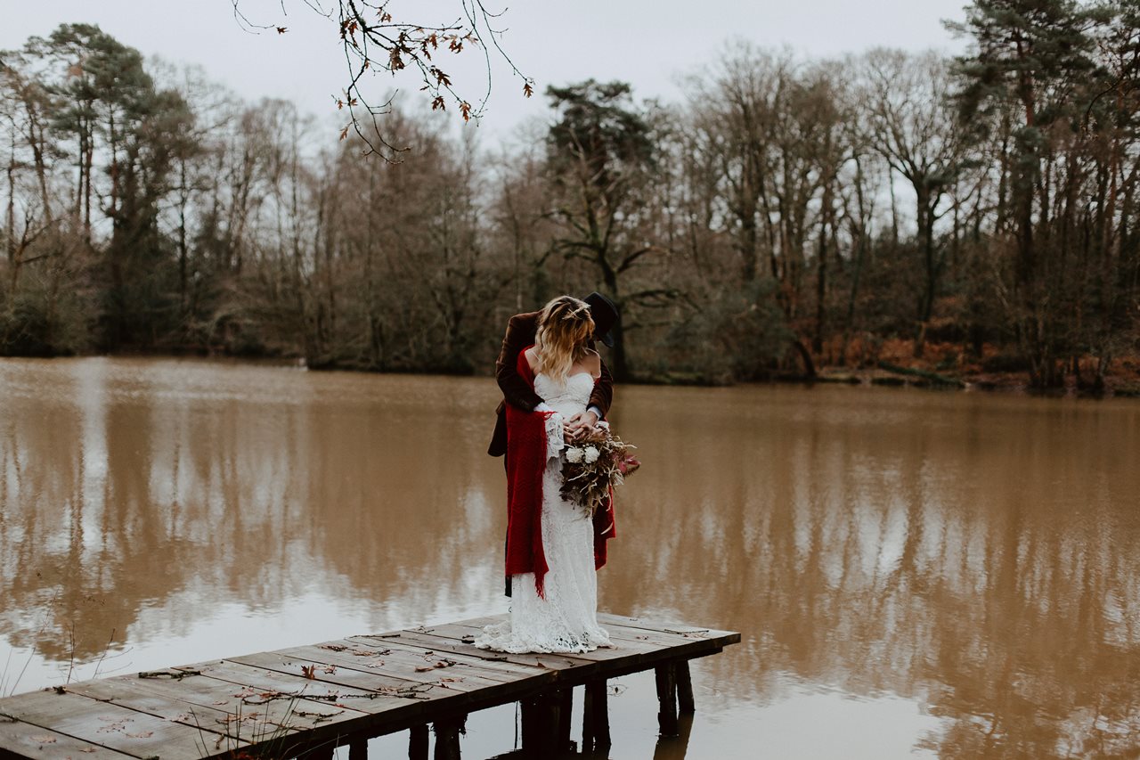 mariage folk portrait mariés ponton lac 