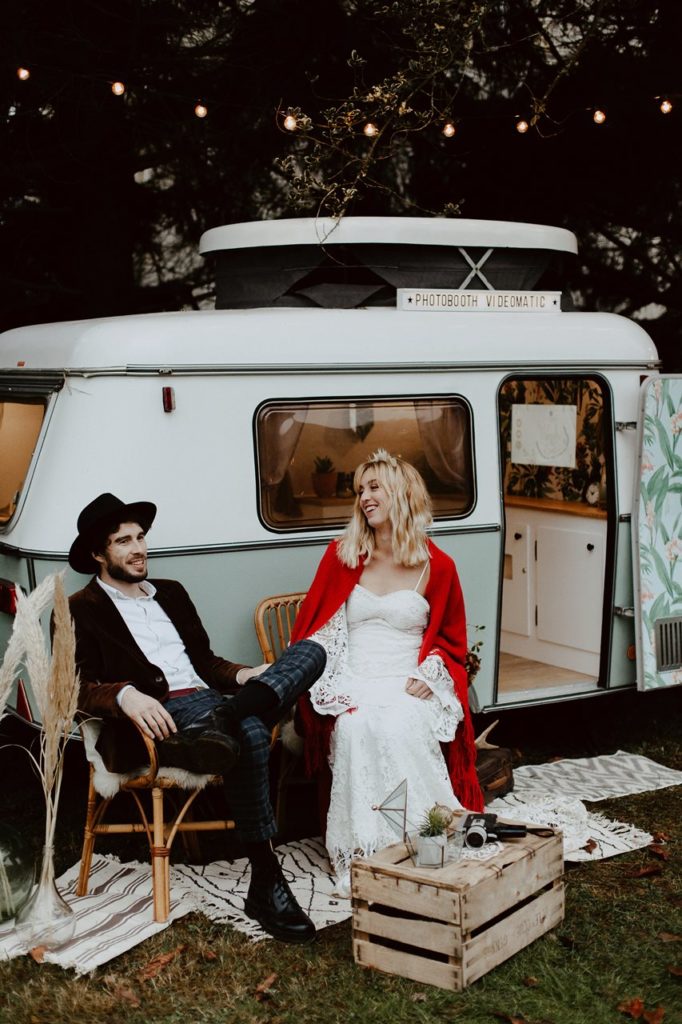 mariage bohème forêt portrait mariés rires caravane photobooth Nicephore & Co 