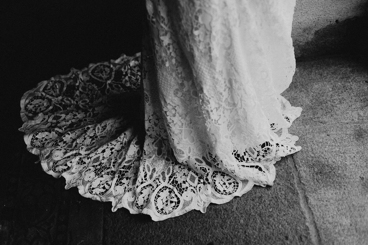 mariage bohème préparation mariée détail robe dentelle Kamelion noir et blanc