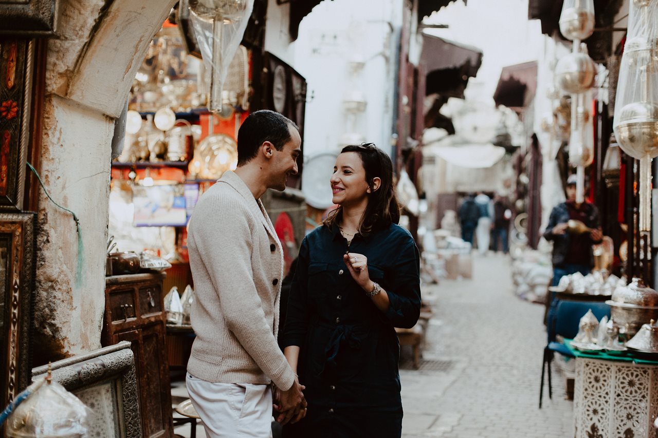 séance couple maroc fès mariés rires souk médina