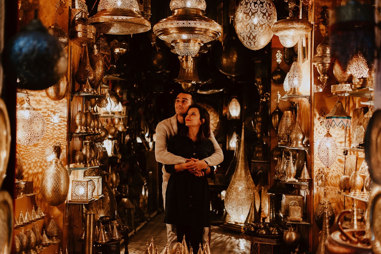 séance couple maroc fès calin magasin lampes 