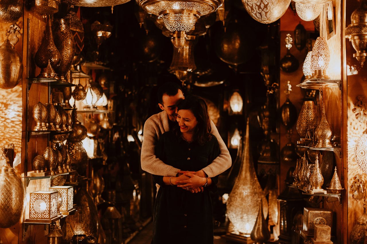 séance couple fès magasin lampe marocaine complicité rires mariés