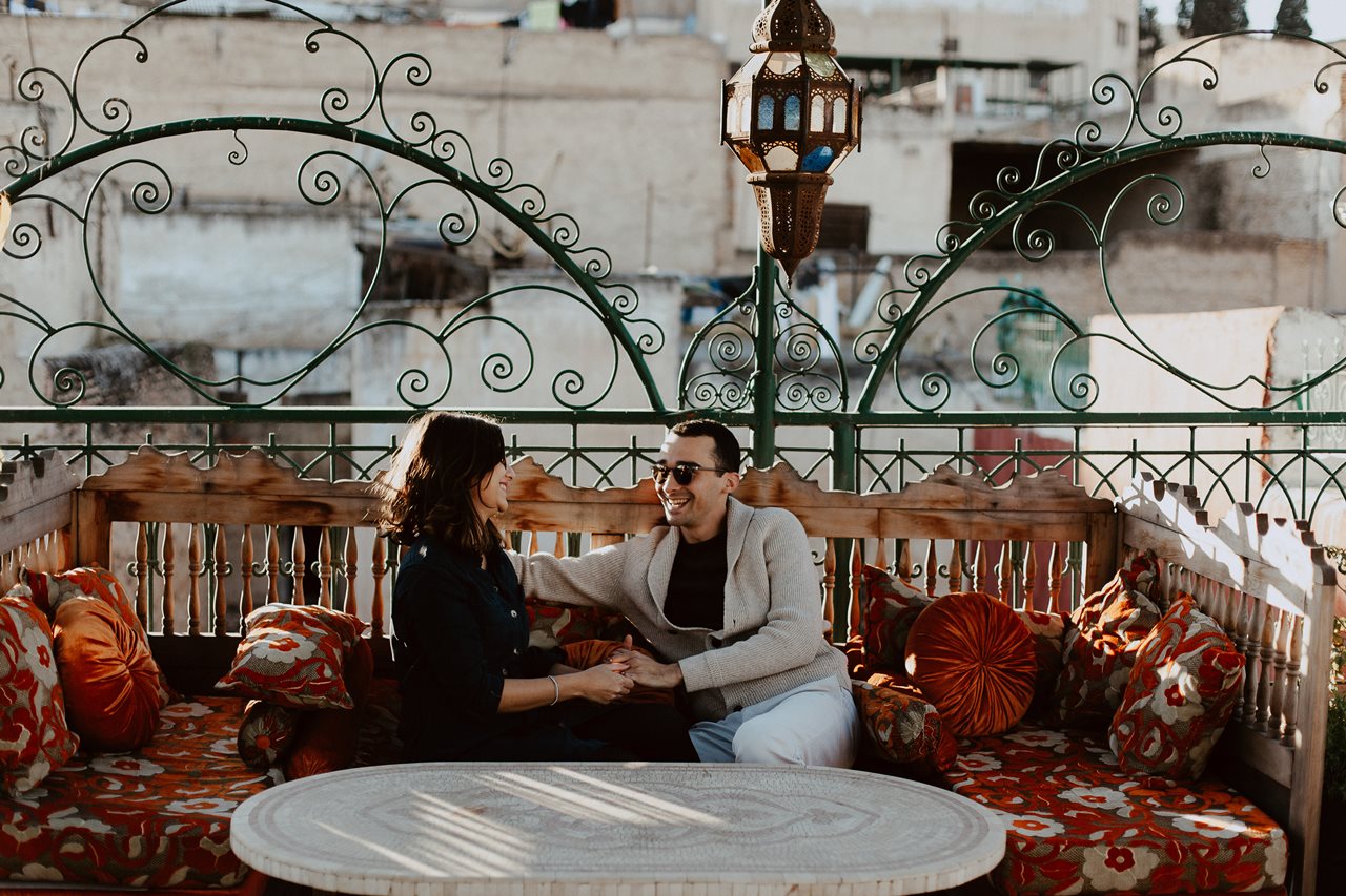 séance couple maroc fès mariés canapé toit terasse 