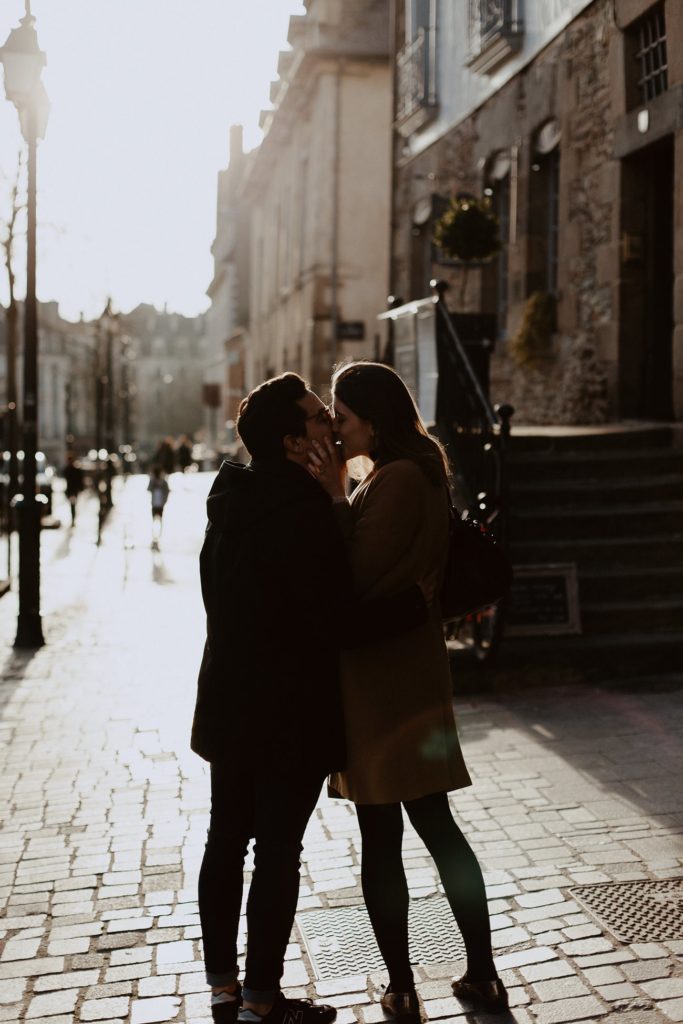 seance engagement baiser amoureux rue Rennes