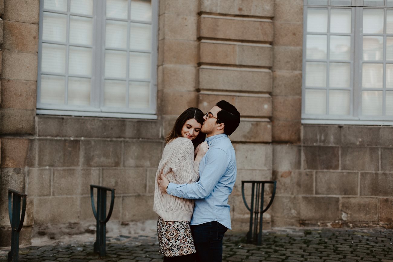seance engagement couple place de la mairie Rennes calin