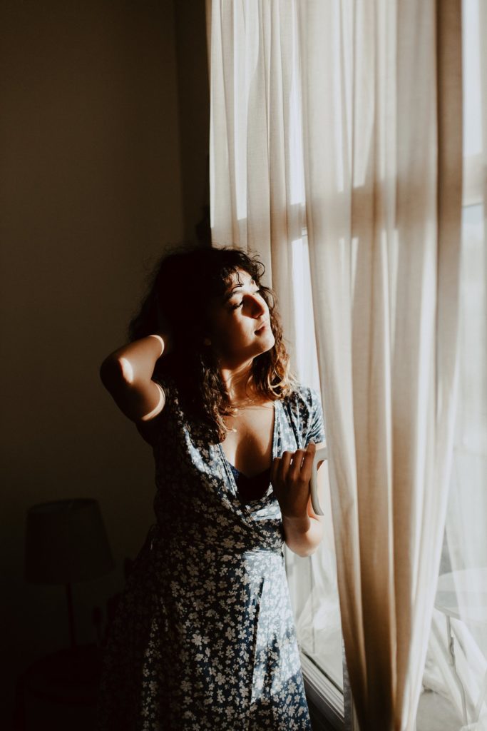 séance portrait intimiste intérieur femme fenêtre visage ombres lumières séance portrait intimiste intérieur femme fenêtre visage ombres lumières