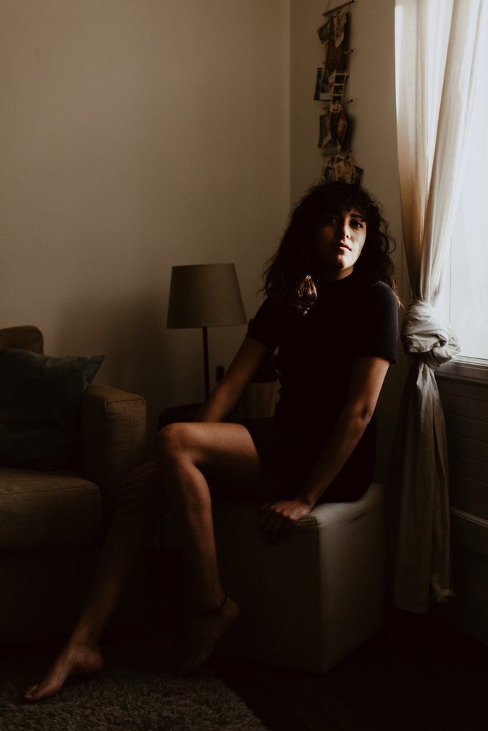séance portrait intimiste intérieur femme assise ombres et lumières