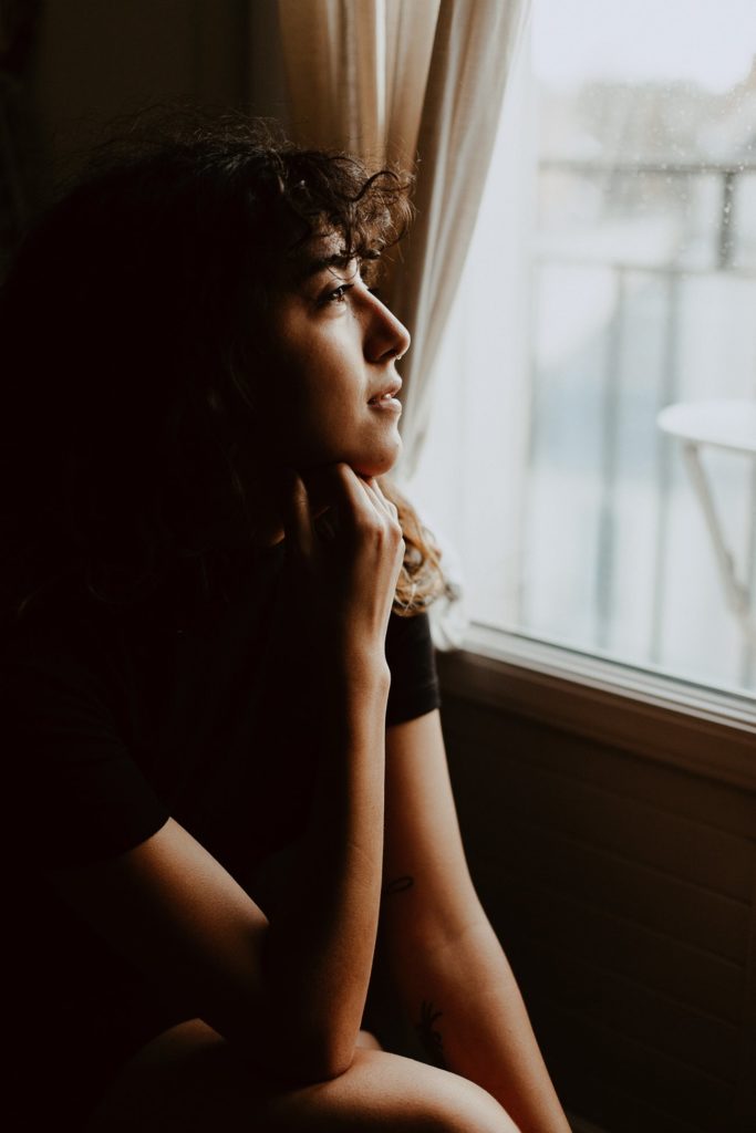 séance portrait intimiste intérieur femme regard fenêtre lumière visage séance portrait intimiste intérieur femme regard fenêtre lumière visage