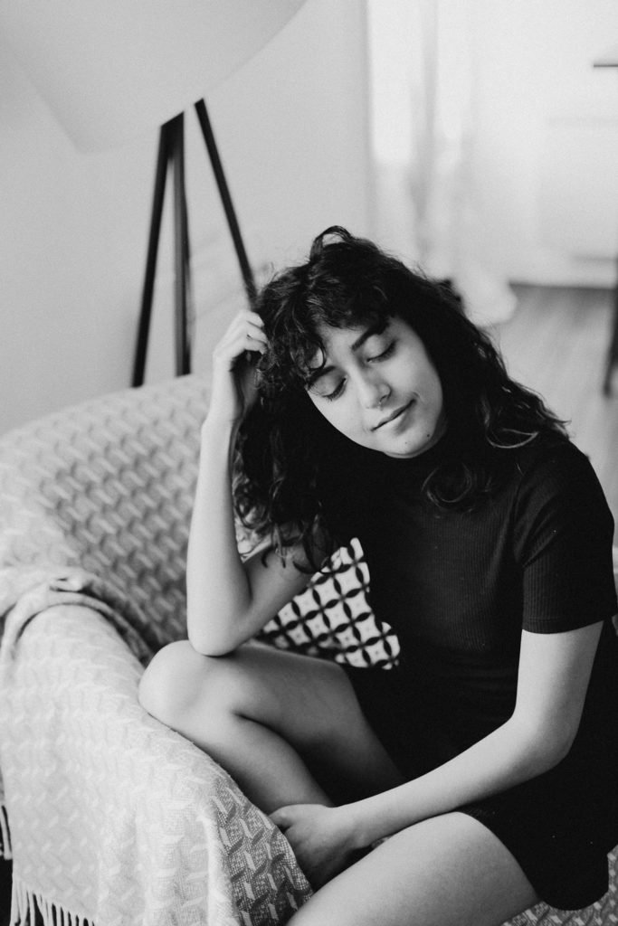 séance portrait intimiste intérieur femme fauteille noir et blanc