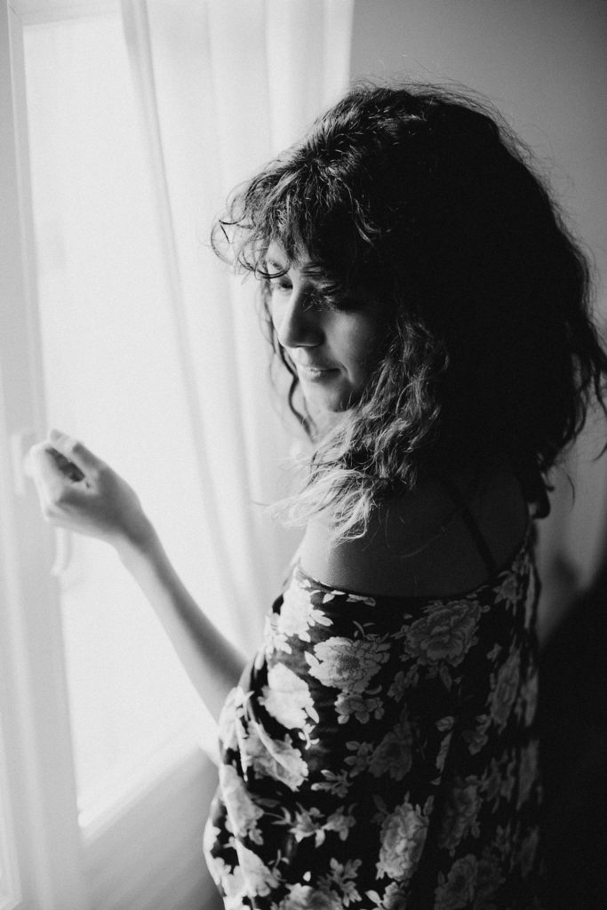 séance portrait intimiste intérieur femme kimono fenêtre noir et blanc