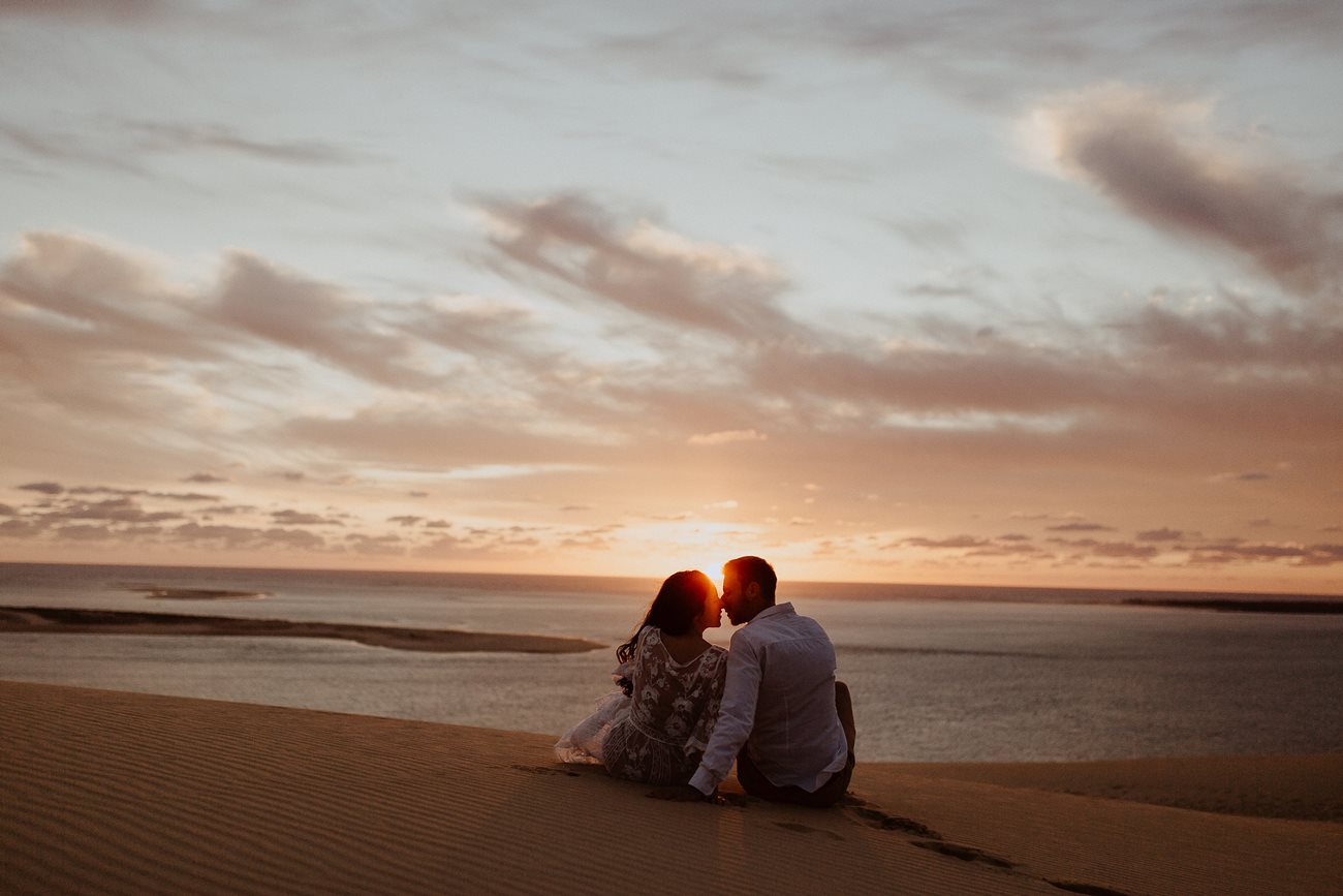 séance couple dune du Pilat bisou mariés coucher de soleil