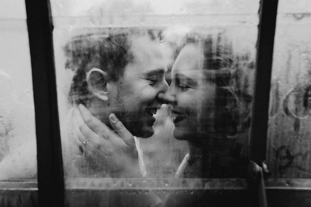 séance couple photo fenêtre buée futurs mariés bisous noir et blanc