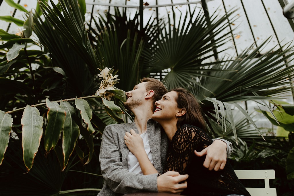 séance engagement Nantes couple serre plantes câlin rires