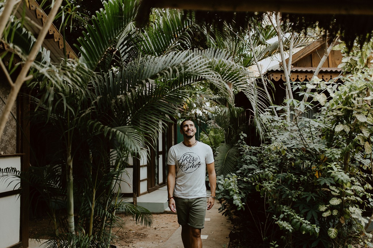 portrait homme centre yoga palmiers vacances 