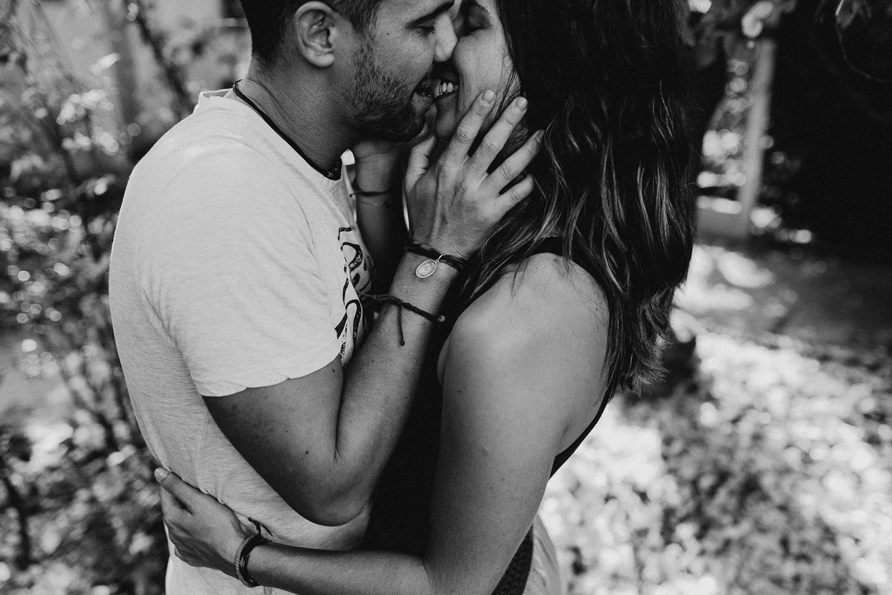 séance couple baiser noir et blanc passion