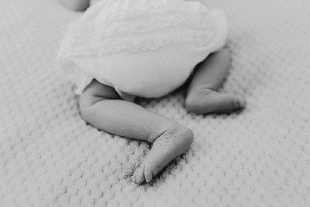 détails pieds bébé noir et blanc