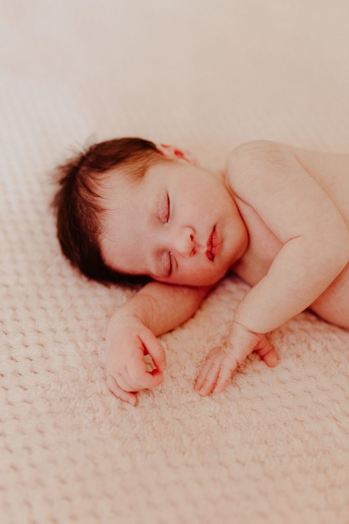 portrait bébé fille qui dort 