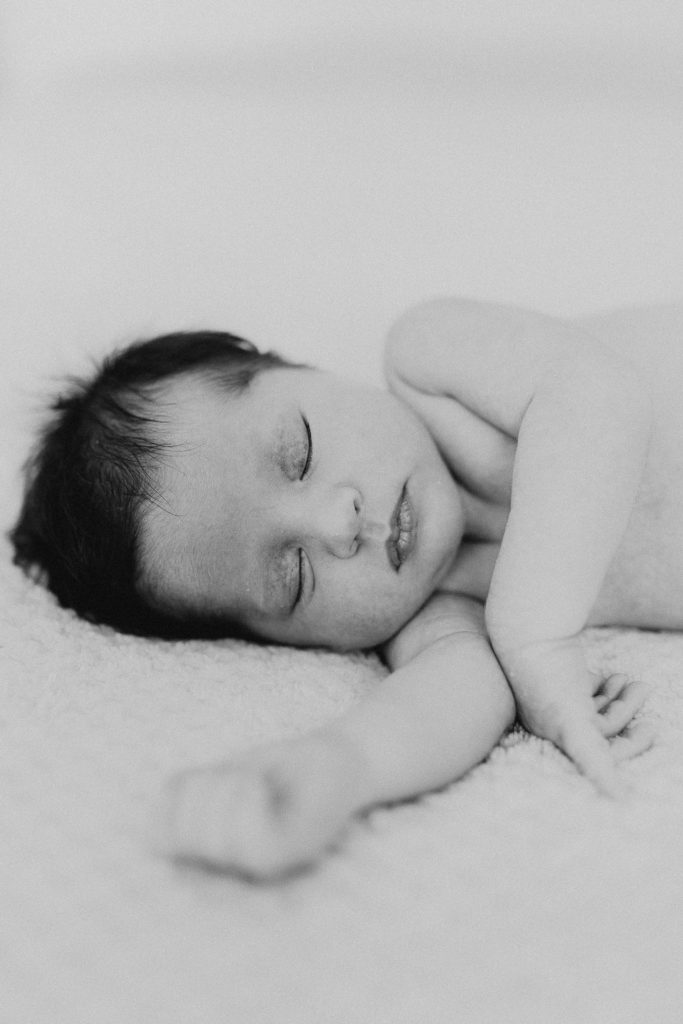 portrait bébé qui dort noir et blanc