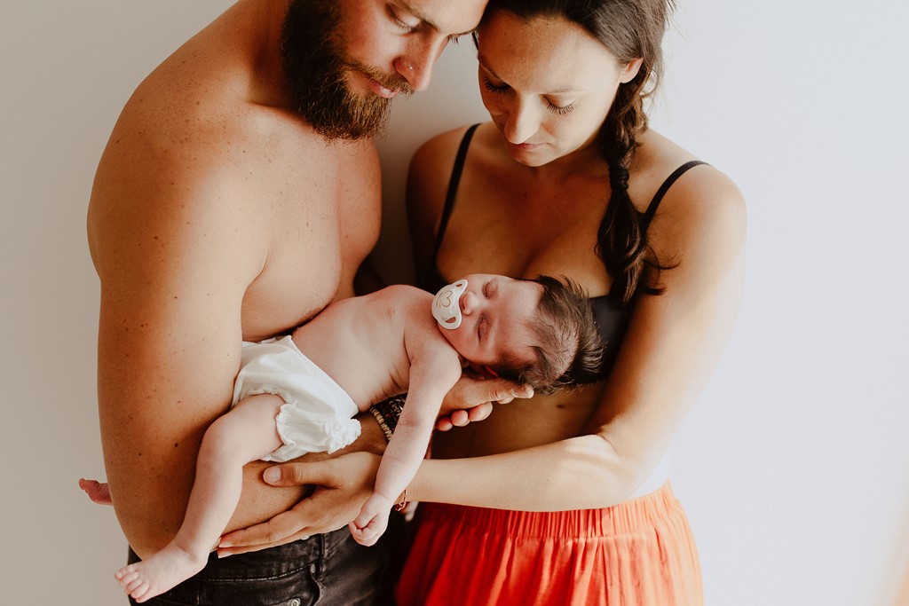Séance nouveau-née peau à peau parents et bébé 