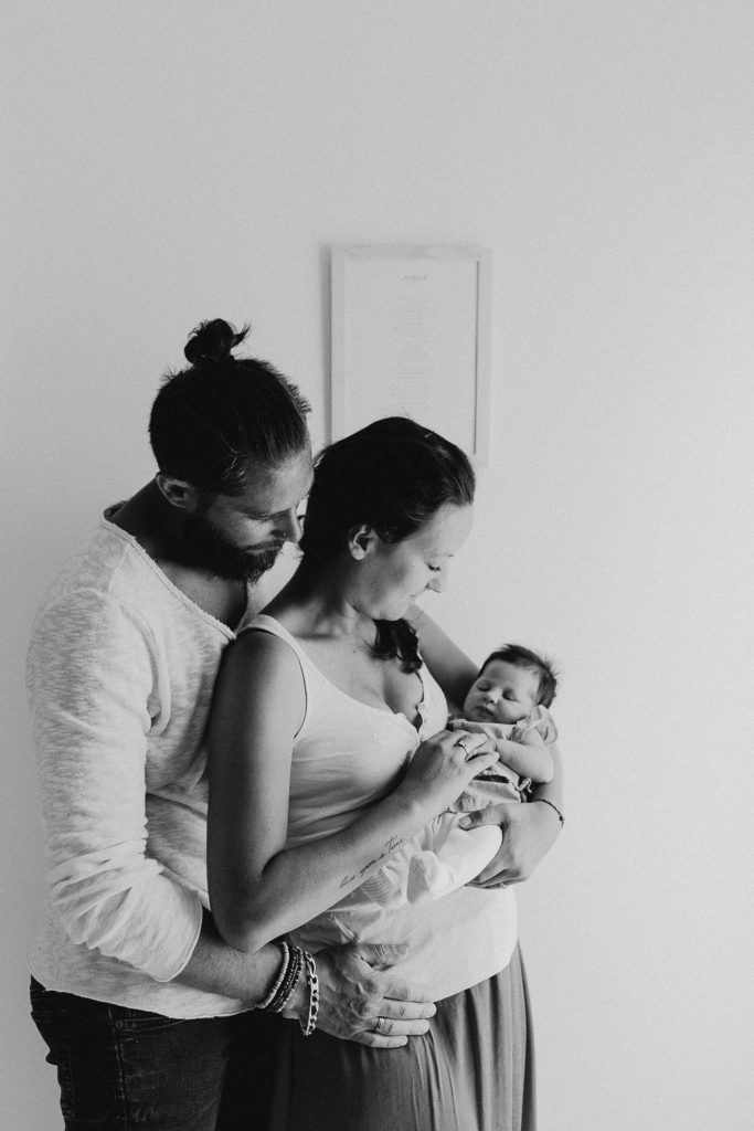 Photo famille nouveau-née noir et blanc