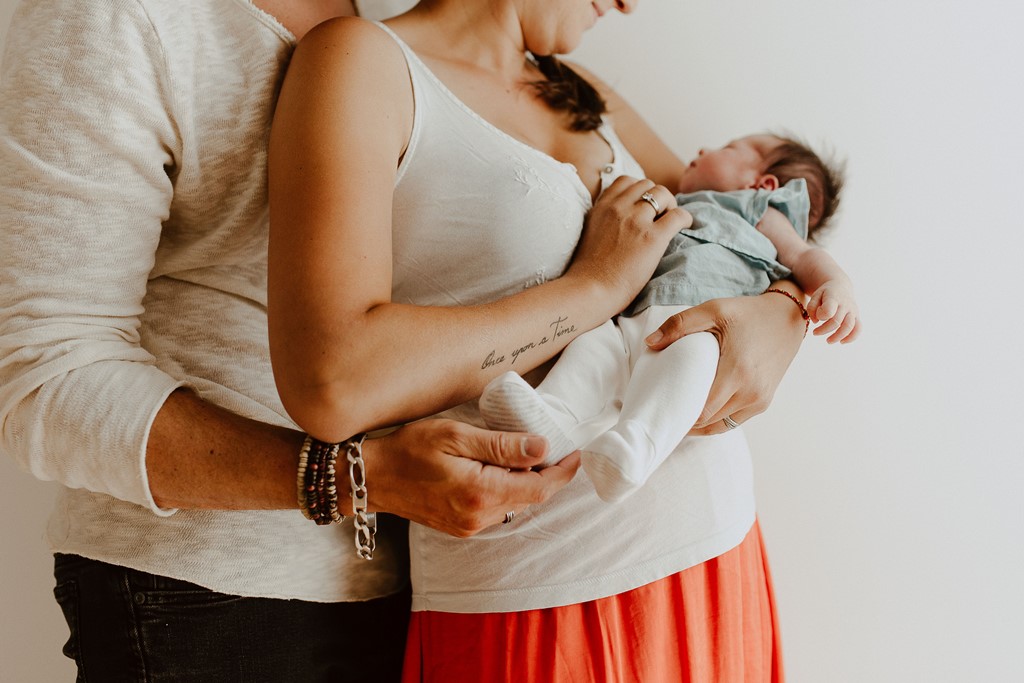 photo famille câlin parents bébé tatouage bras maman