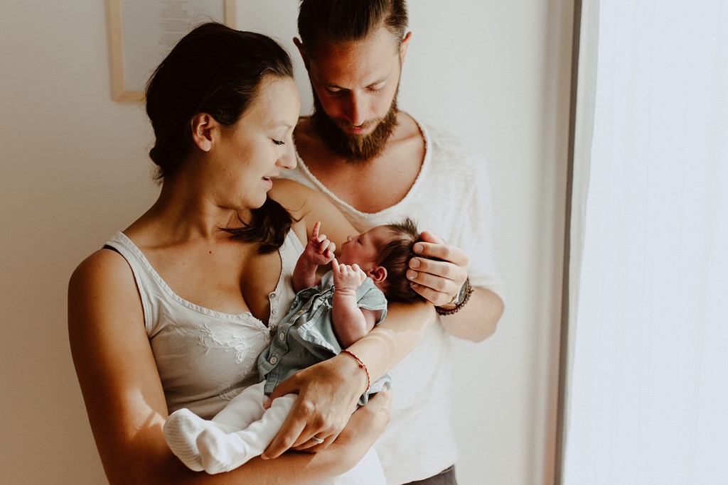 photo famille nouveau-née parents bébé