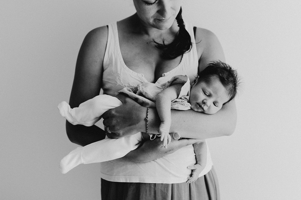 photo bébé bras maman noir et blanc