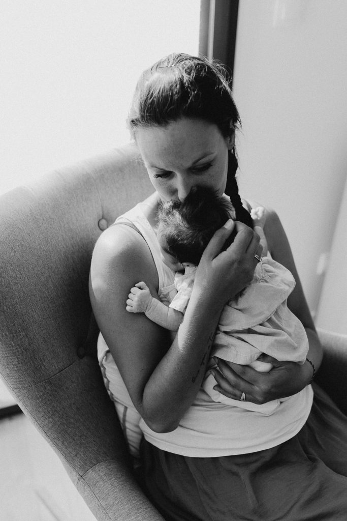photo noir et blanc mère bébé
