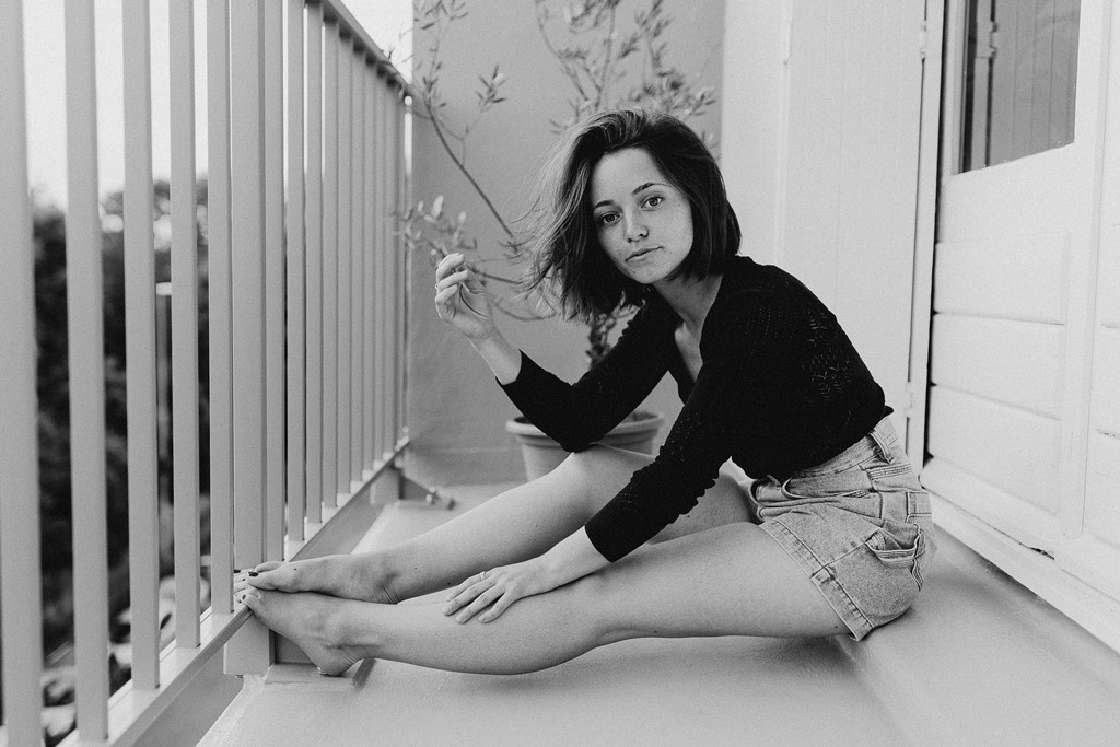 portrait femme lifestyle balcon noir et blanc