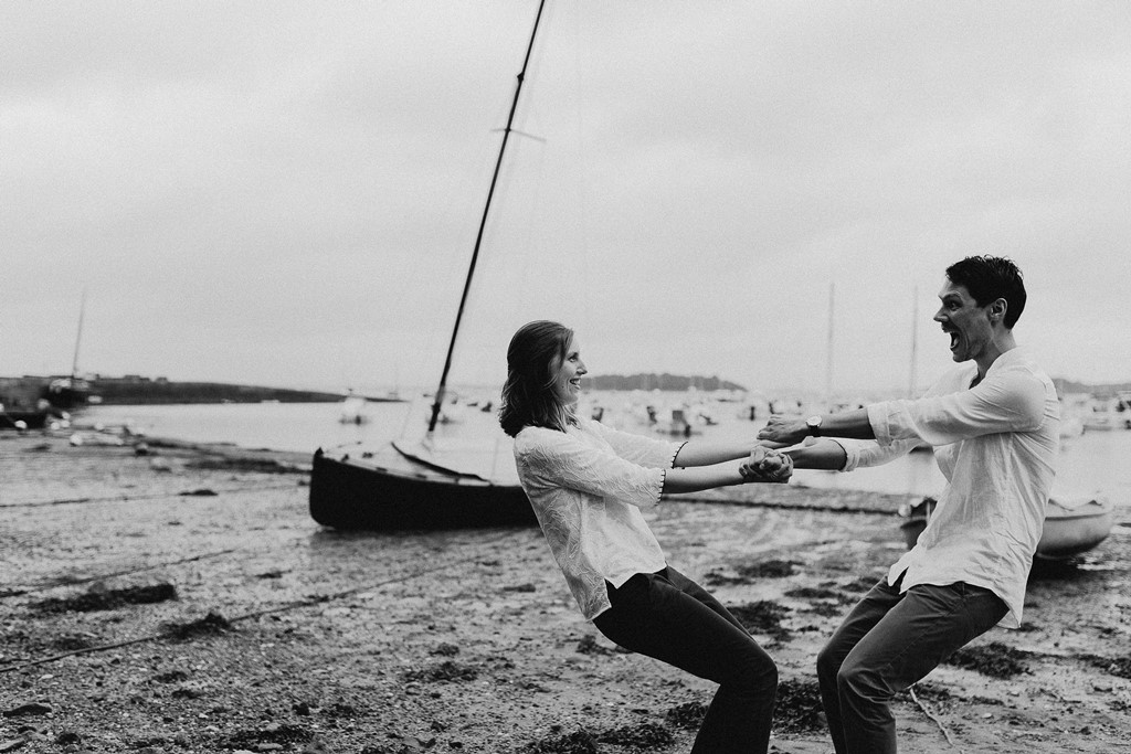 photo couple plage jeu complicité rires noir et blanc