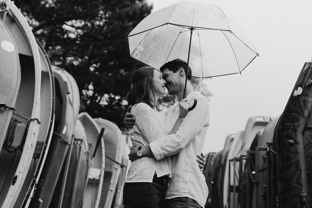 photo couple bisou parapluie noir et blanc