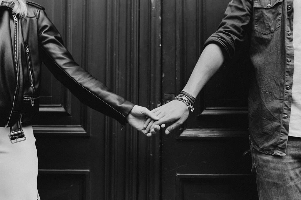 photo mains couple noir et blanc séance engagement