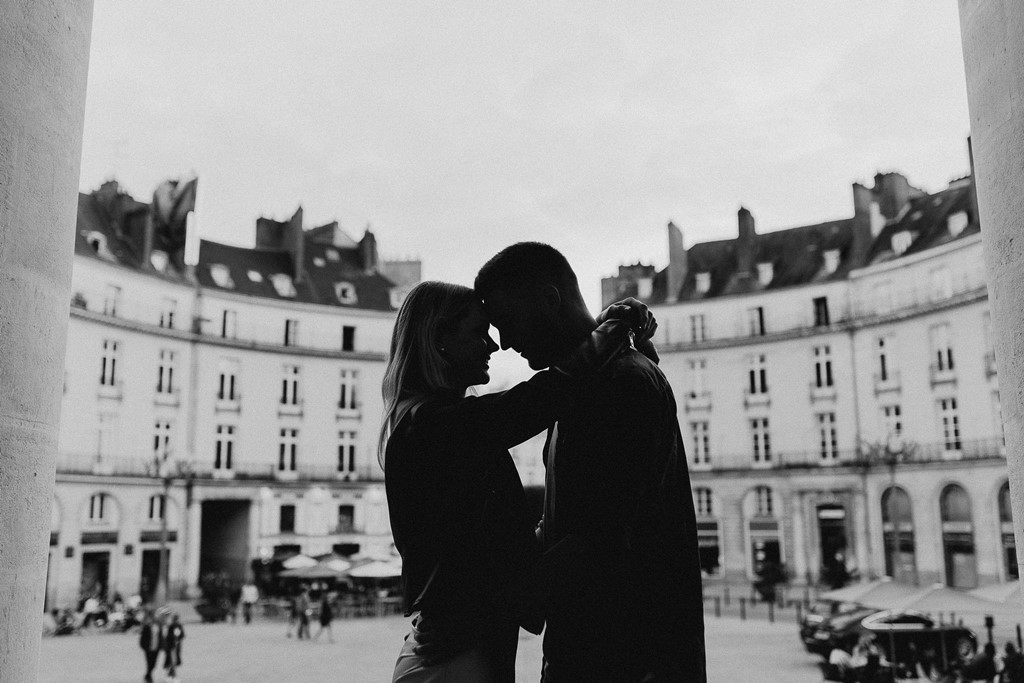 photo futurs mariés place Graslin Nantes noir et blanc