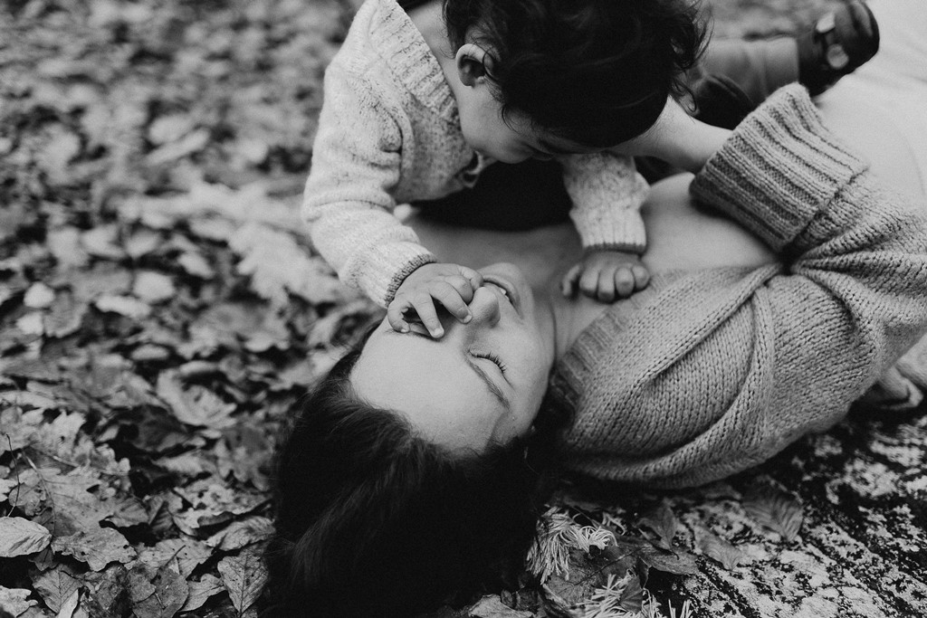 portrait noir et blanc mère enfant séance photo nature
